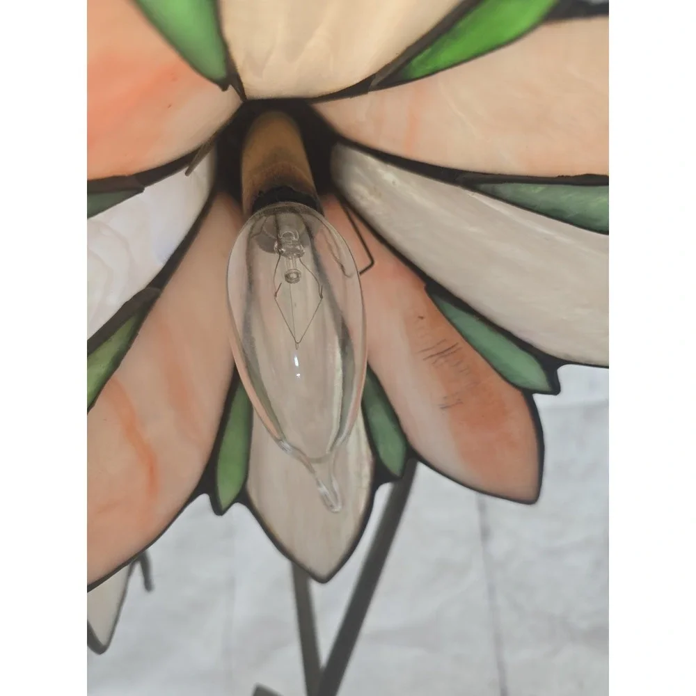VTG. Tiffany Style Slag Glass  Flower Stained Glass Table Lamp Lily Pad Base